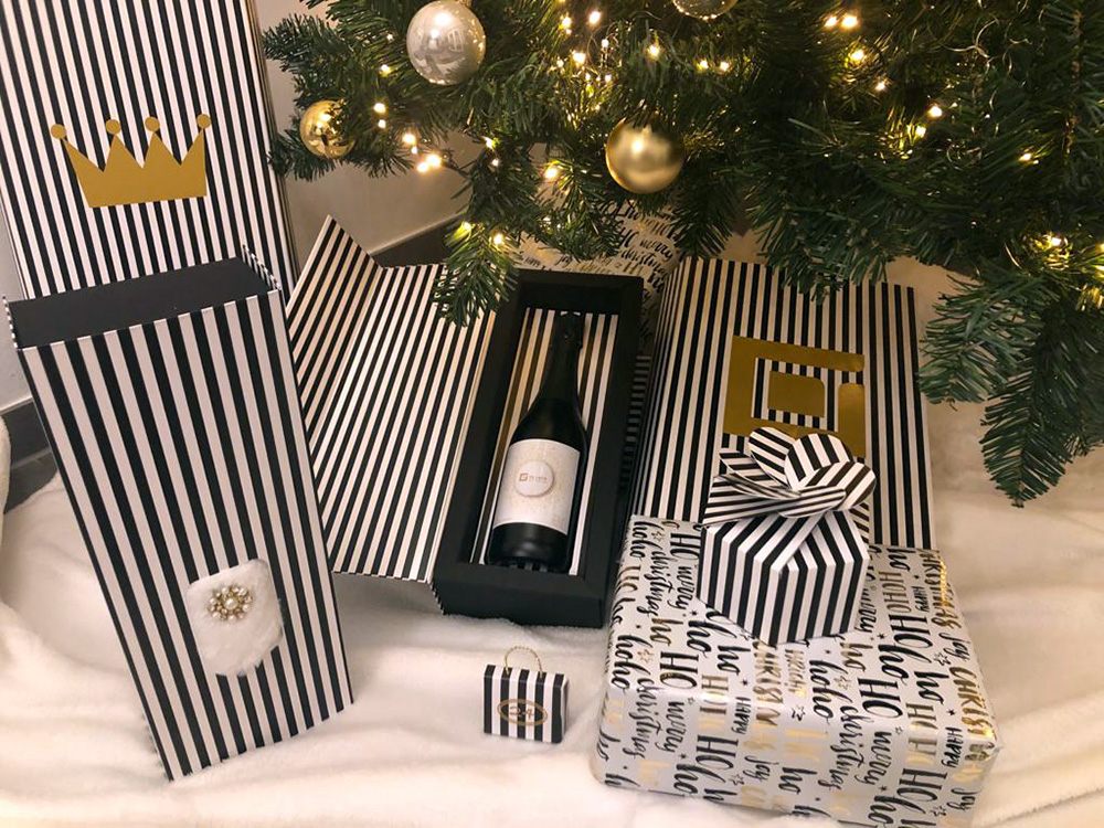 Weihnachtliche Präsentverpackungen und Geschenkverpackungen von Tillack Weihnachtliche Präsentverpackungen, Geschenkboxen und Verpackungen mit Streifendesign unter einem dekorierten Weihnachtsbaum